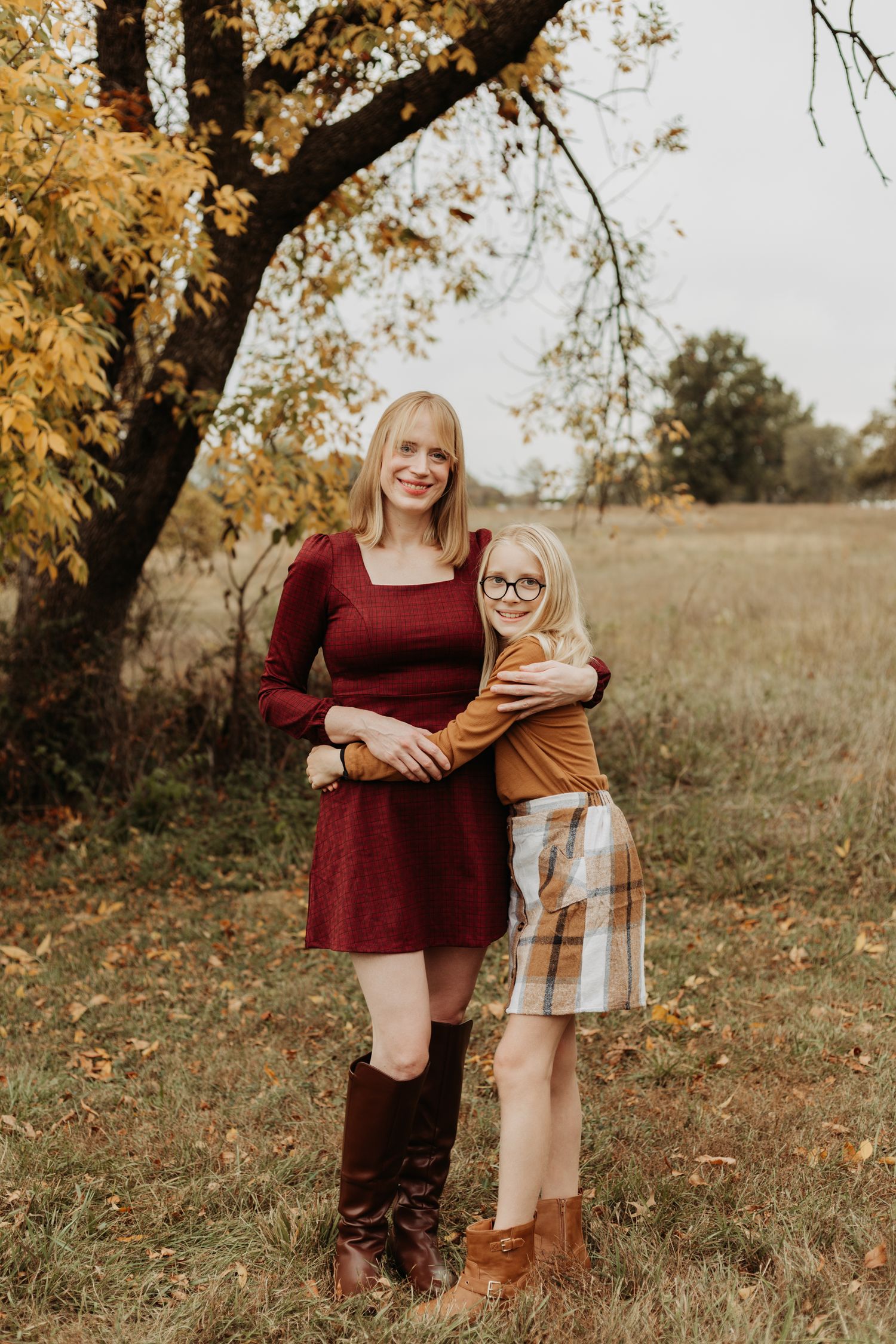 Fall family photoshoot at Shawnee Mission Park in Kansas City, Kansas by local family photographer – autumn leaves and candid outdoor photos