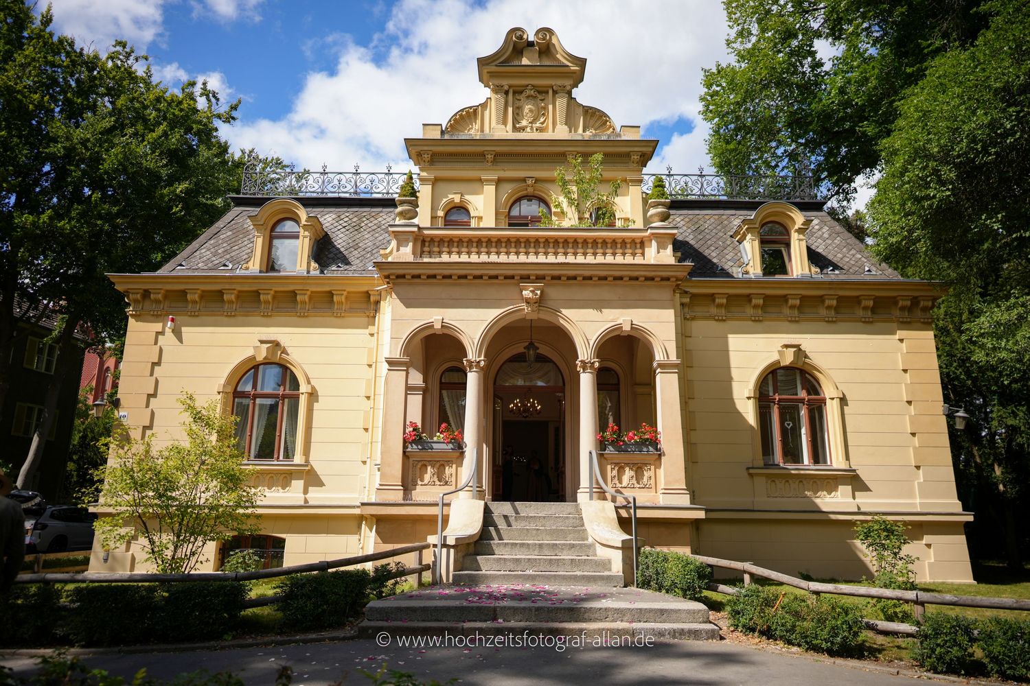 Hochzeitsvilla Zehlendorf, Blick auf das Gebäude an einem Hochzeitstag mit Gästen