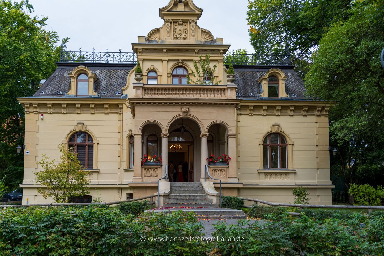 Standesamt Zehlendorf, Hochzeitsvilla mit klassischer Architektur und gepflegtem Außenbereich