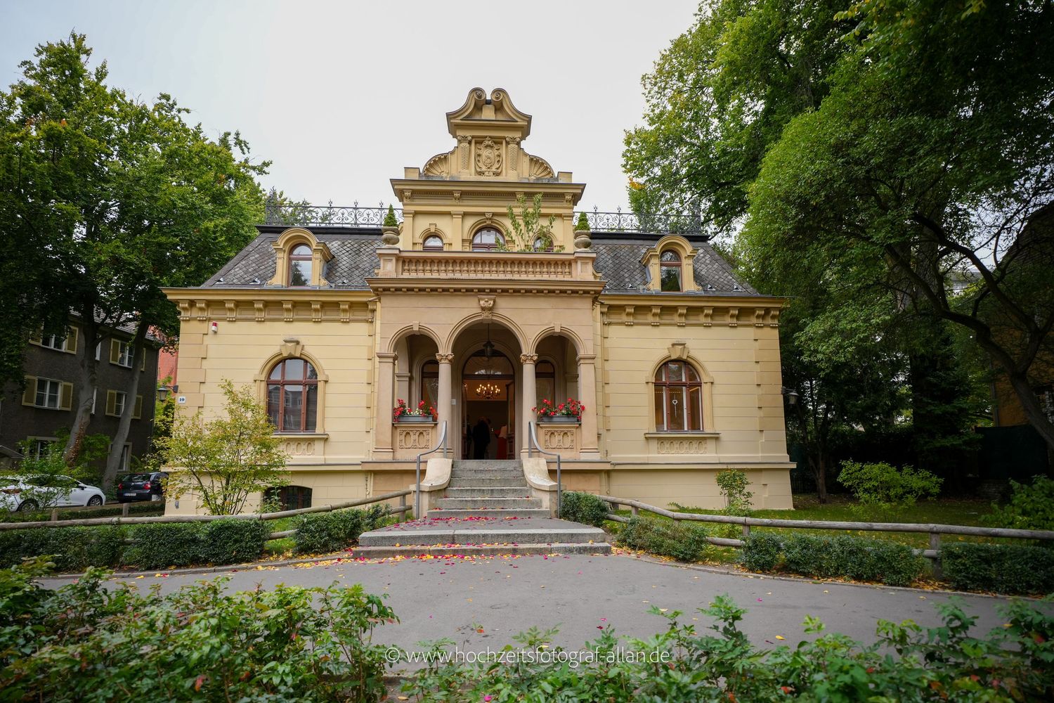 Hochzeitsvilla Zehlendorf, Außenansicht des Standesamts mit historischer Fassade in Berlin