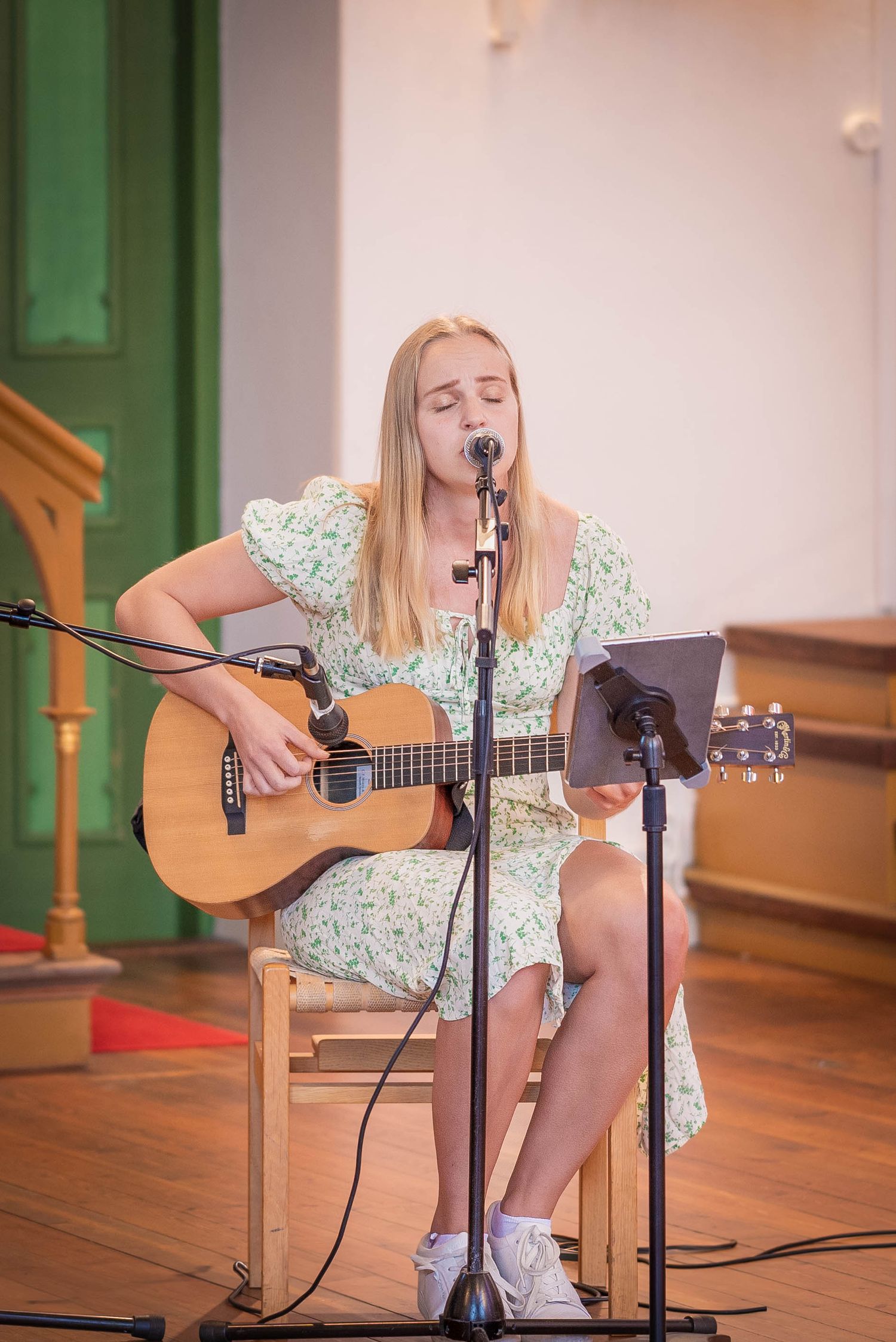 Elin Evelina. Spelar gitarr under vigsel på bröllop.