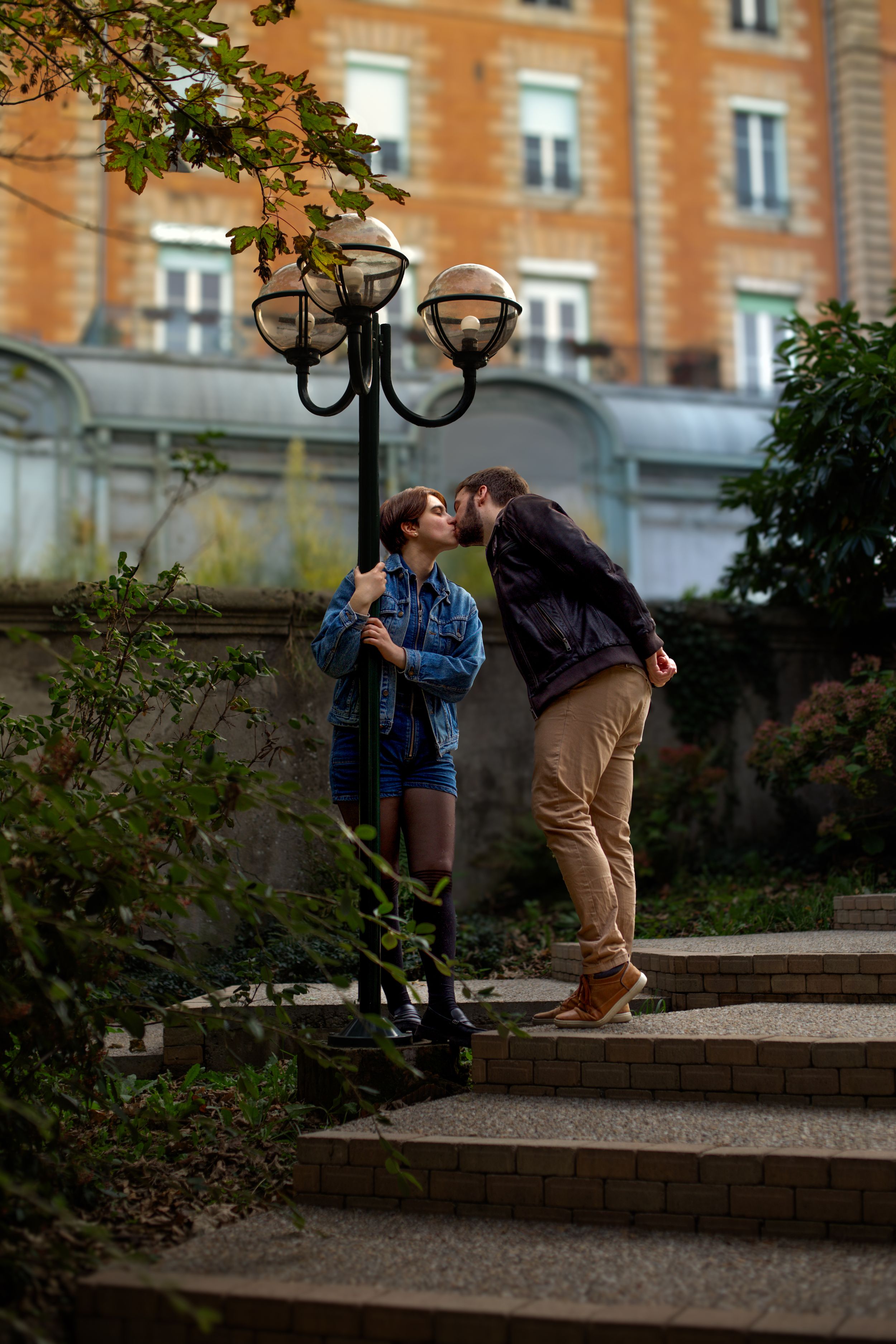 Photo de couple dans les rues pavées de Clermont-Ferrand – ambiance citadine et vintage, cadeau idéal pour la Saint Valentin