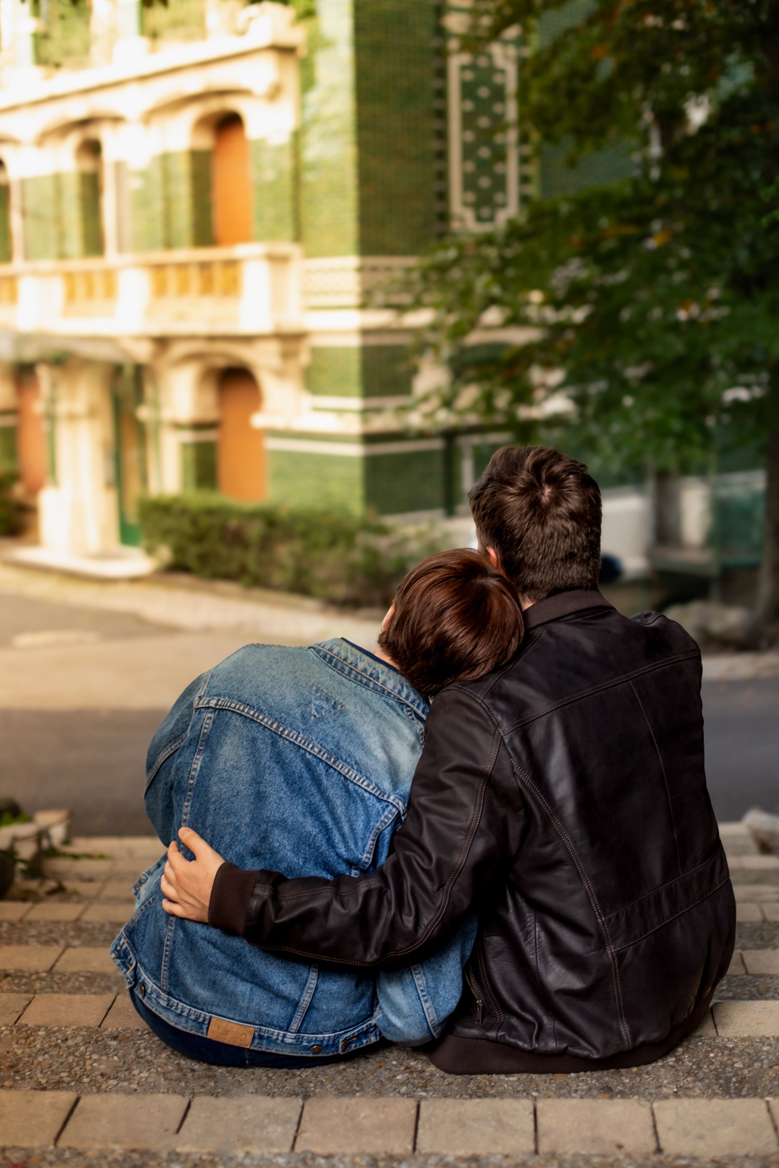 Photo de couple enlacé au coucher du soleil – séance romantique à Clermont-Ferrand