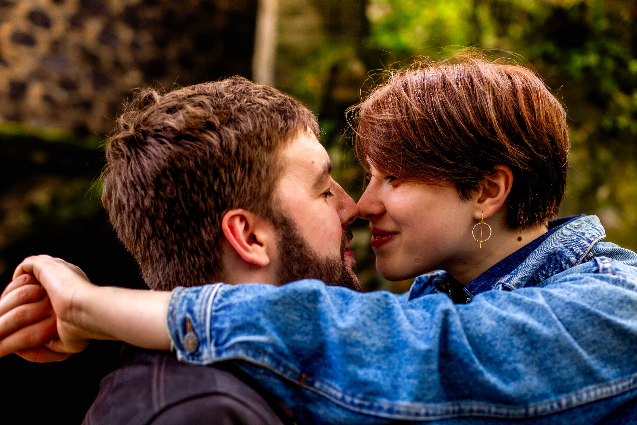 Photo d’un couple qui s’embrasse en riant – moment naturel et complice à Clermont-Ferrand