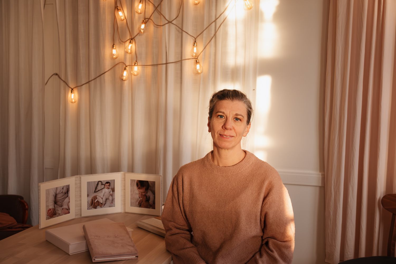 Karin håller i en av sina kameror, ståendes i sin studio.