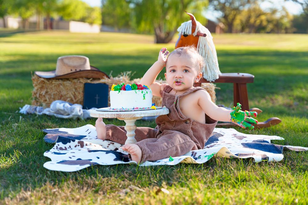midland tx cake smash photographer photographers midland tx first birthday photo session outdoor milestone session outdoor cake smash