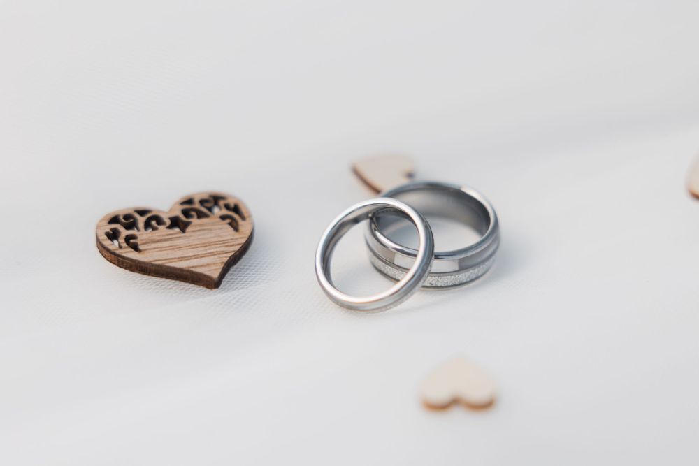 detail picture of wedding rings