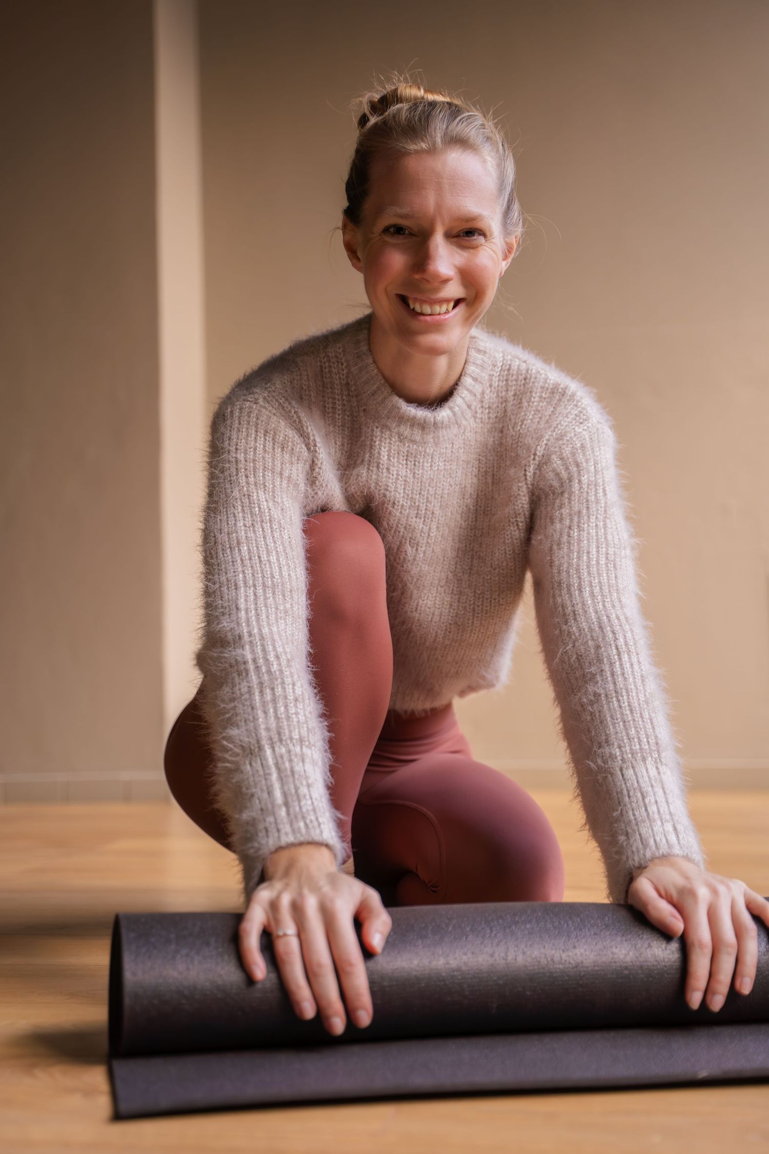 Tamara van Well, Yoga docente en coach, bij Heerderstrand met prachtige zonnestralen van ondergaande zon achter haar yoga pose.