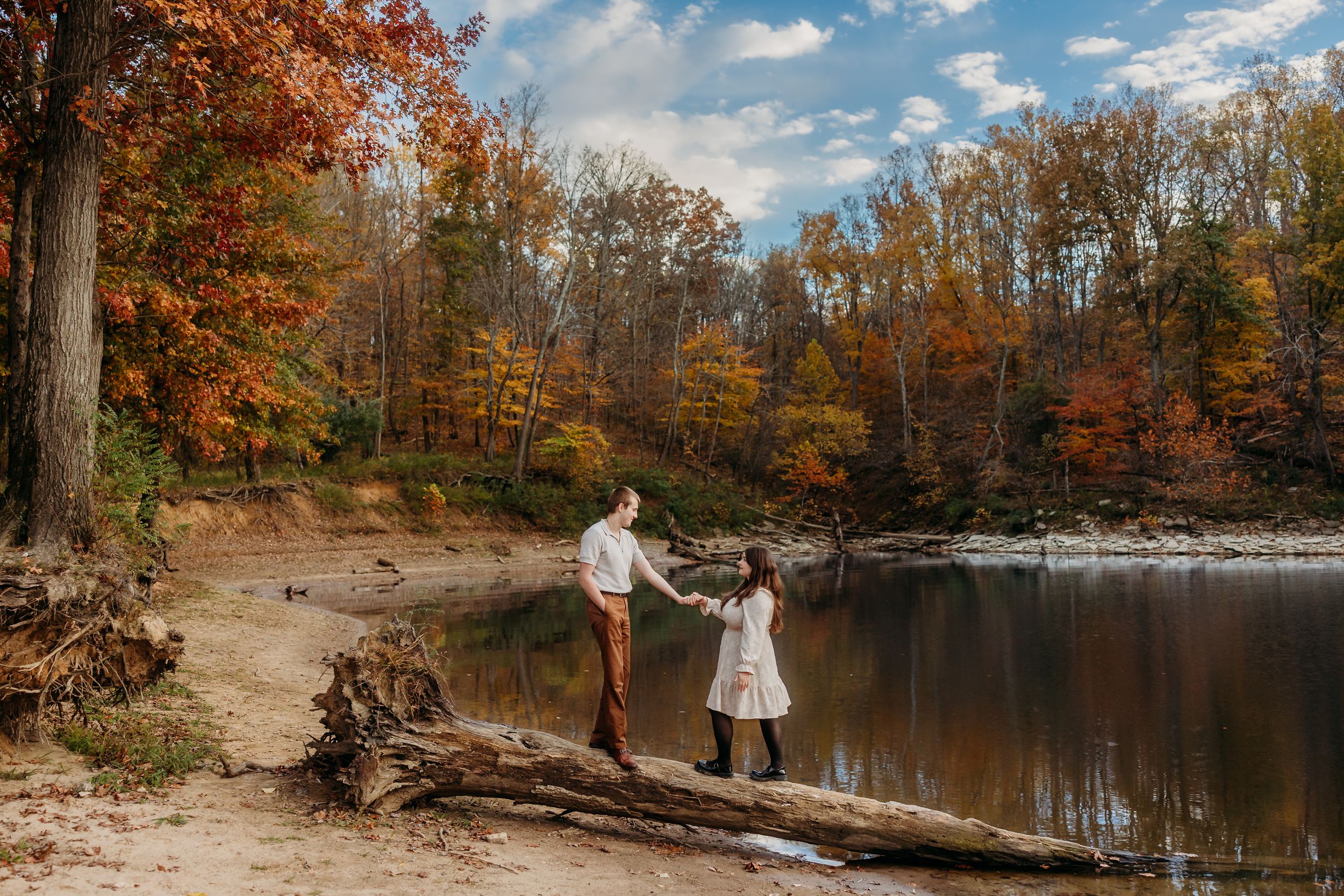 Engagement photos during the fall in Cincinnati. Cincinnati Wedding photographer. NKY wedding photographer. Chicago Wedding Photographer.