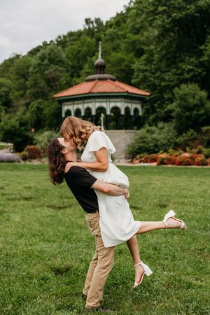 Engagement portraits in Eden Park. Cincinnati Wedding photographer. NKY wedding photographer. Chicago Wedding Photographer.