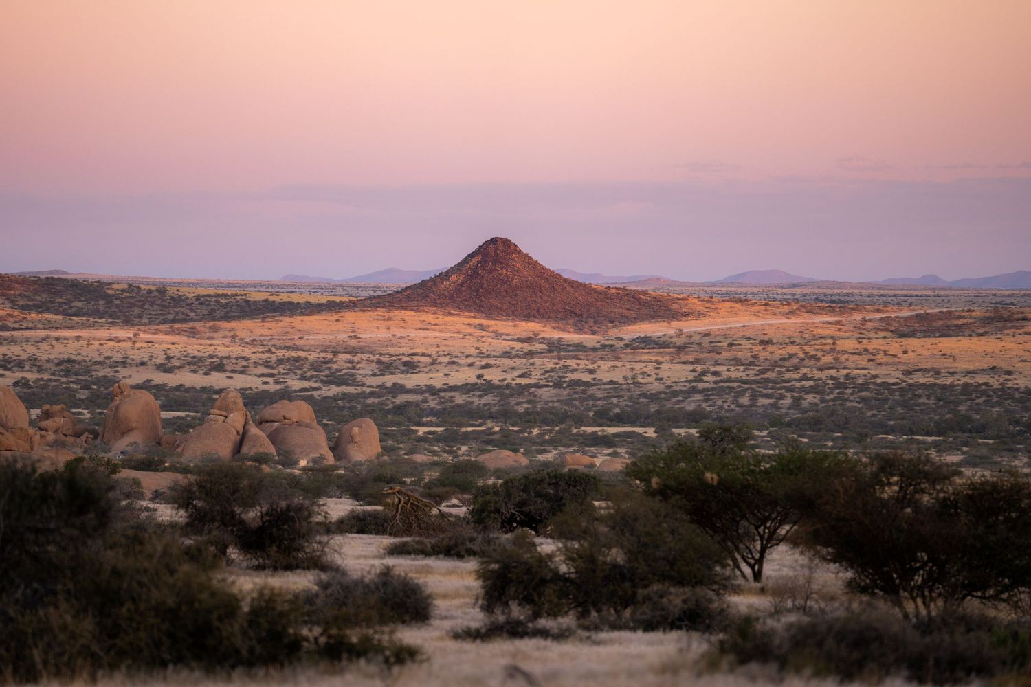 coucher du soleil sur le paysage désertique de spitzkoppe