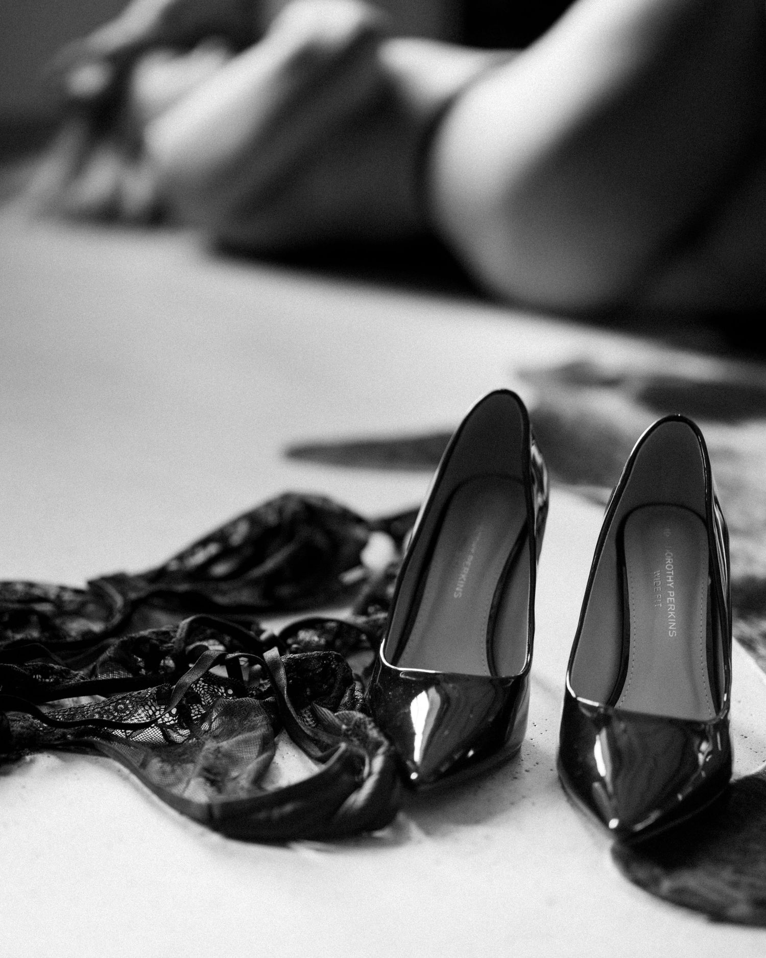 Elegante Lingerie und High Heels als stilvolle Details eines Boudoir-Fotoshootings.
