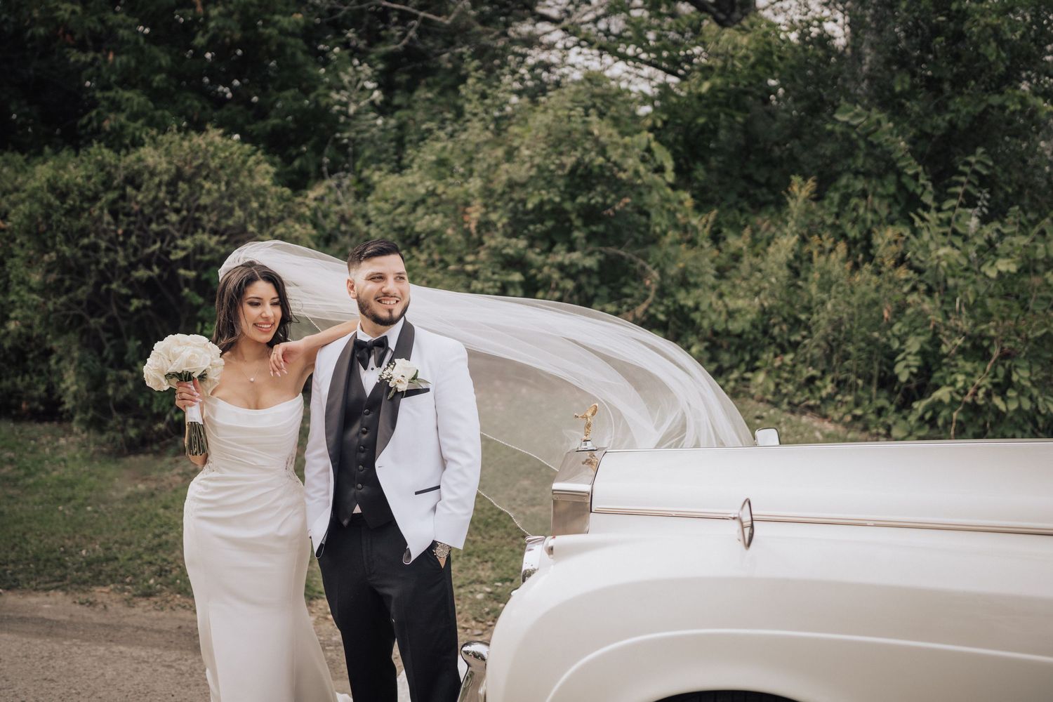 Photographie de mariage de luxe au style éditorial capturée par photographe professionnel, élégance intemporelle et lumière naturelle