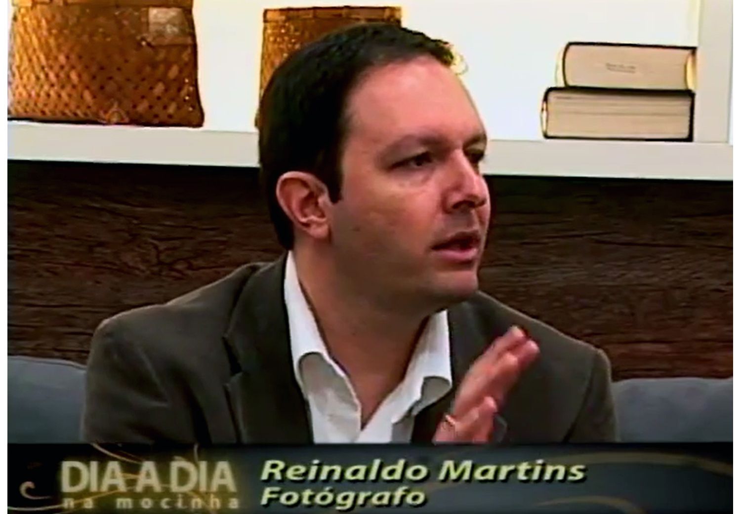 Reinaldo Martins identificado como fotógrafo durante participação no programa Dia a Dia na Mocinha.