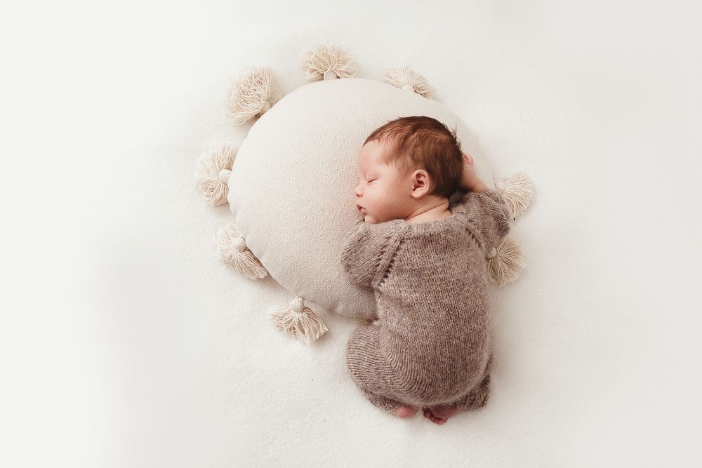 umelecké newborn fotenie bábätka do 14 dní v ateliéri Bratislava. Bezpečné polohovanie a 10 rokov praxe, fotografka Domi Bobák.