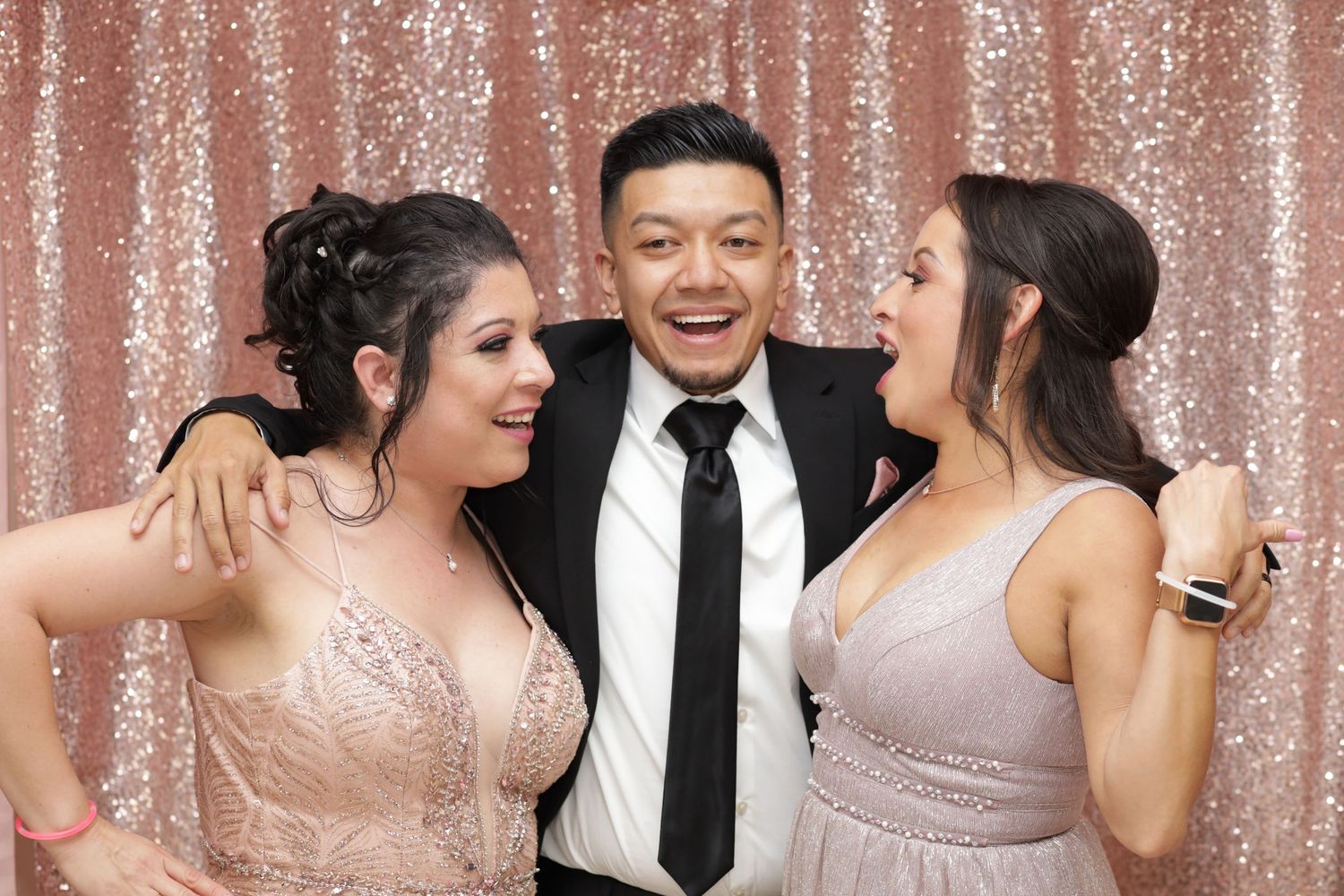 Dallas Fort Worth Mirror Photo Booth rental with premium DSLR photography unlimited prints and interactive touchscreen entertainment today