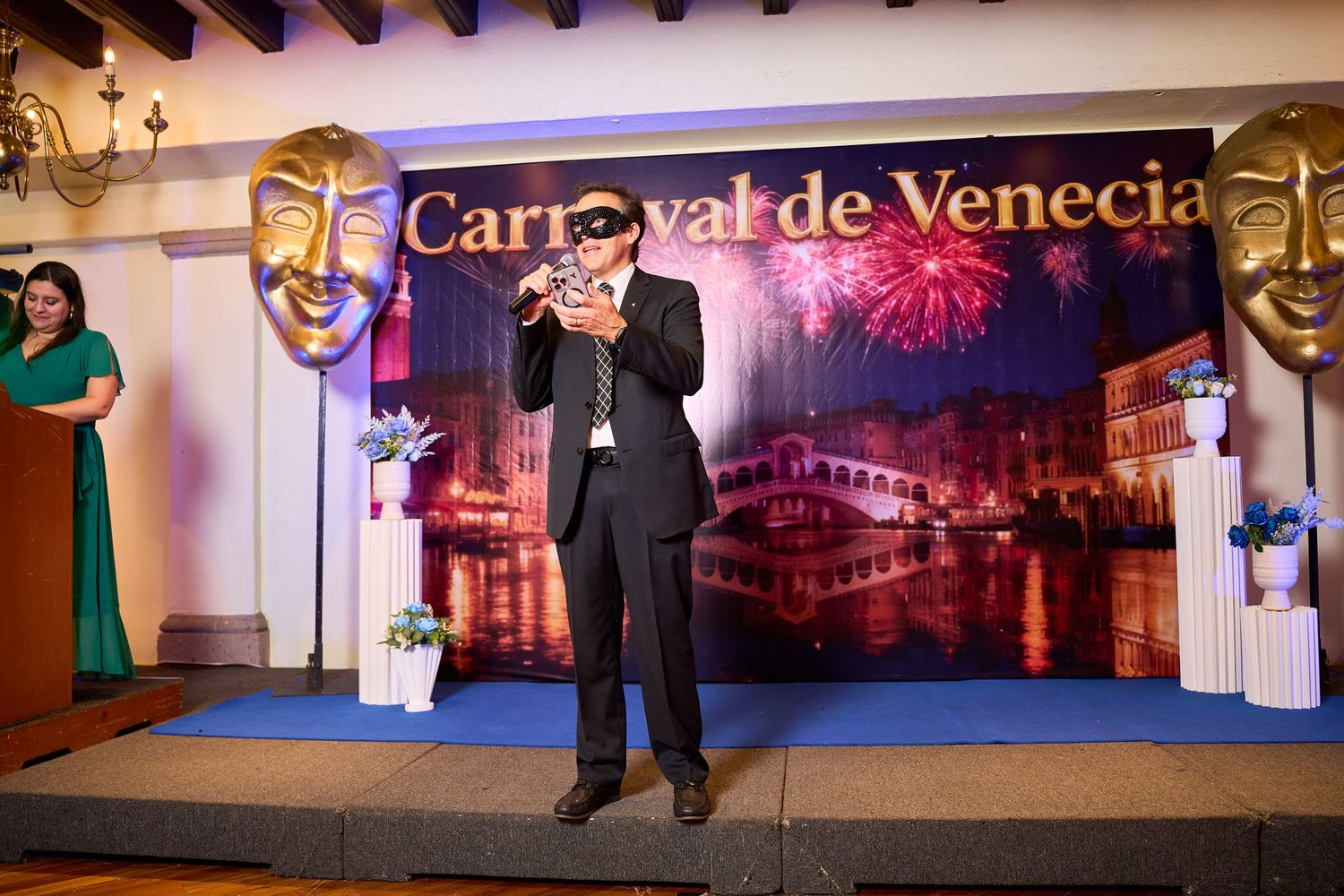 Directivo hablando durante un evento corporativo de KENSA Logistics en Hacienda de los Morales