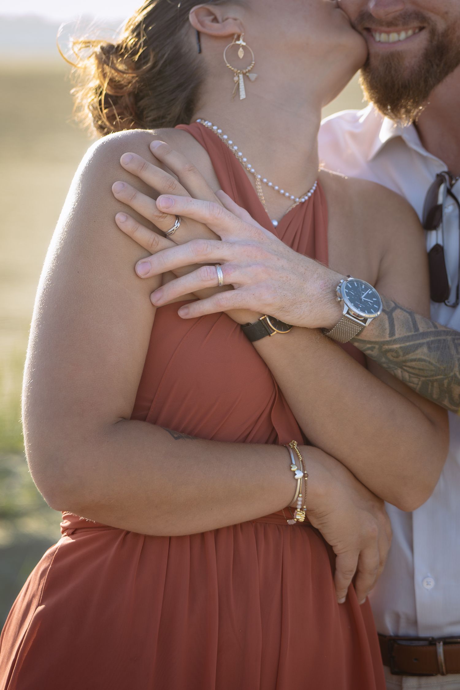 Une mariée et un marié partagent un moment tendre en plein air, photographie Fine Art, lumière chaude, bord de plage pour un mariage