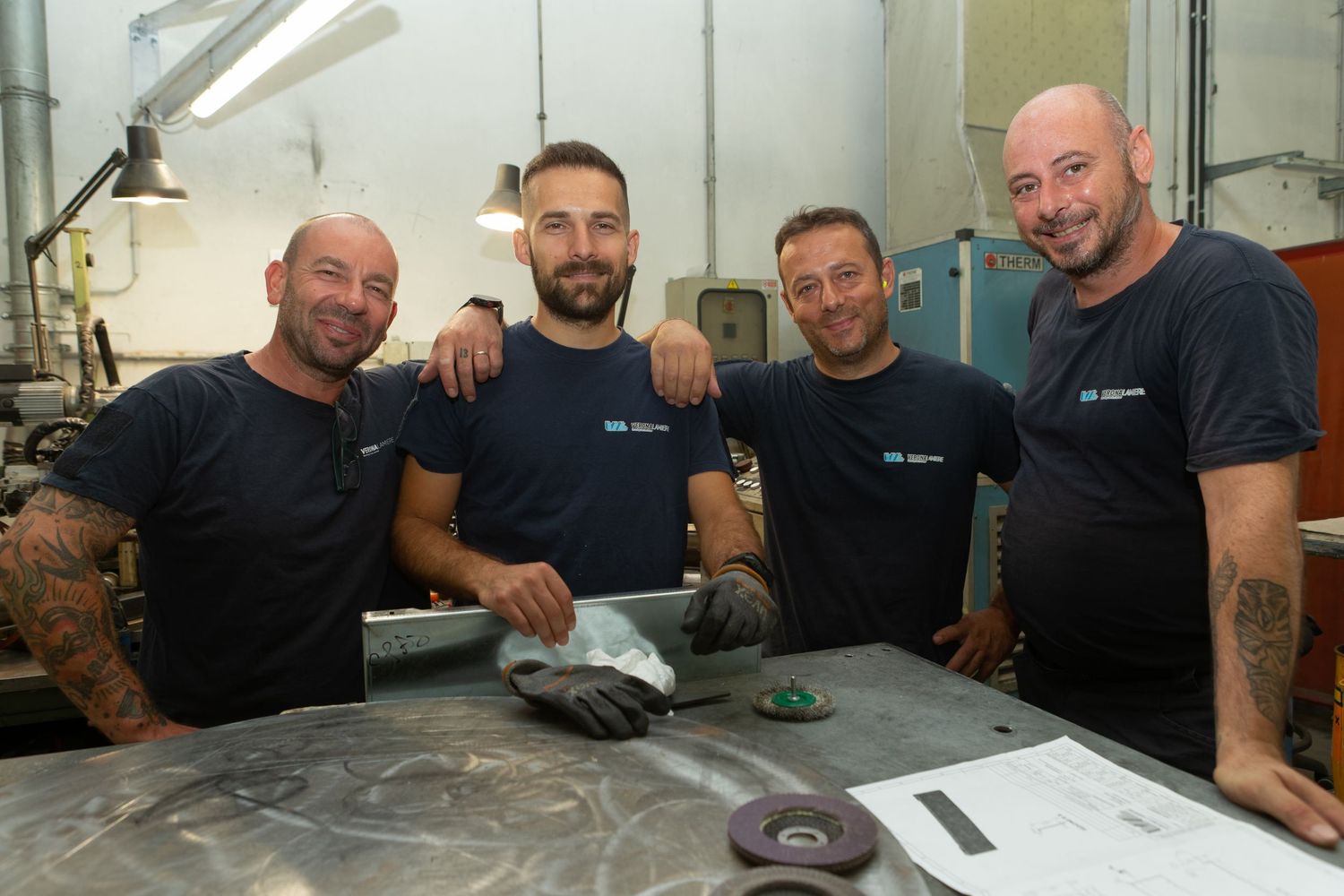 Gruppo di lavoratori sorridenti all’interno dell’azienda