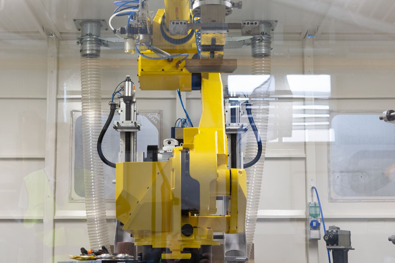 Robot industriale all’interno di uno stabilimento produttivo