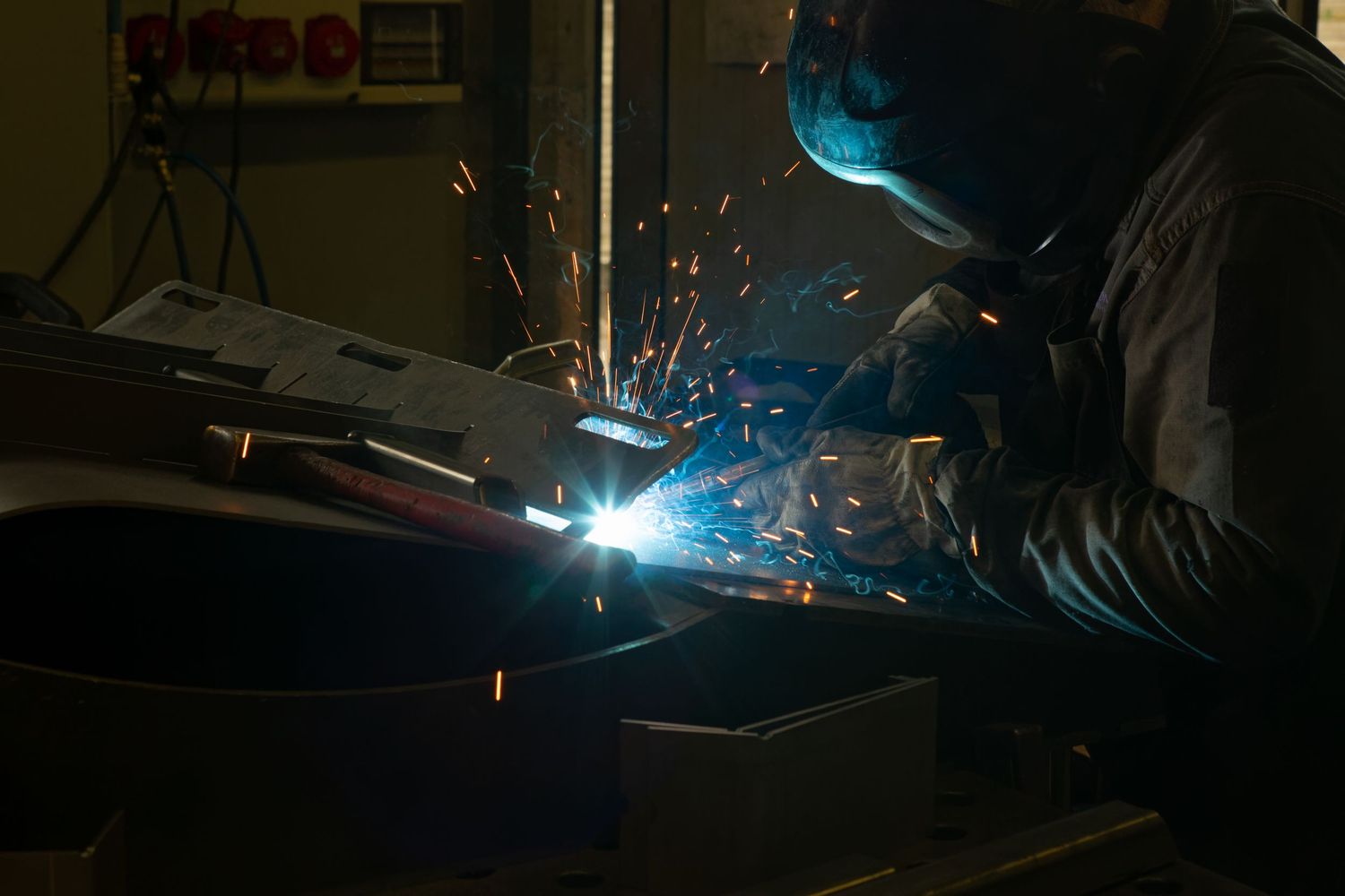 Operatore durante una lavorazione di saldatura in officina