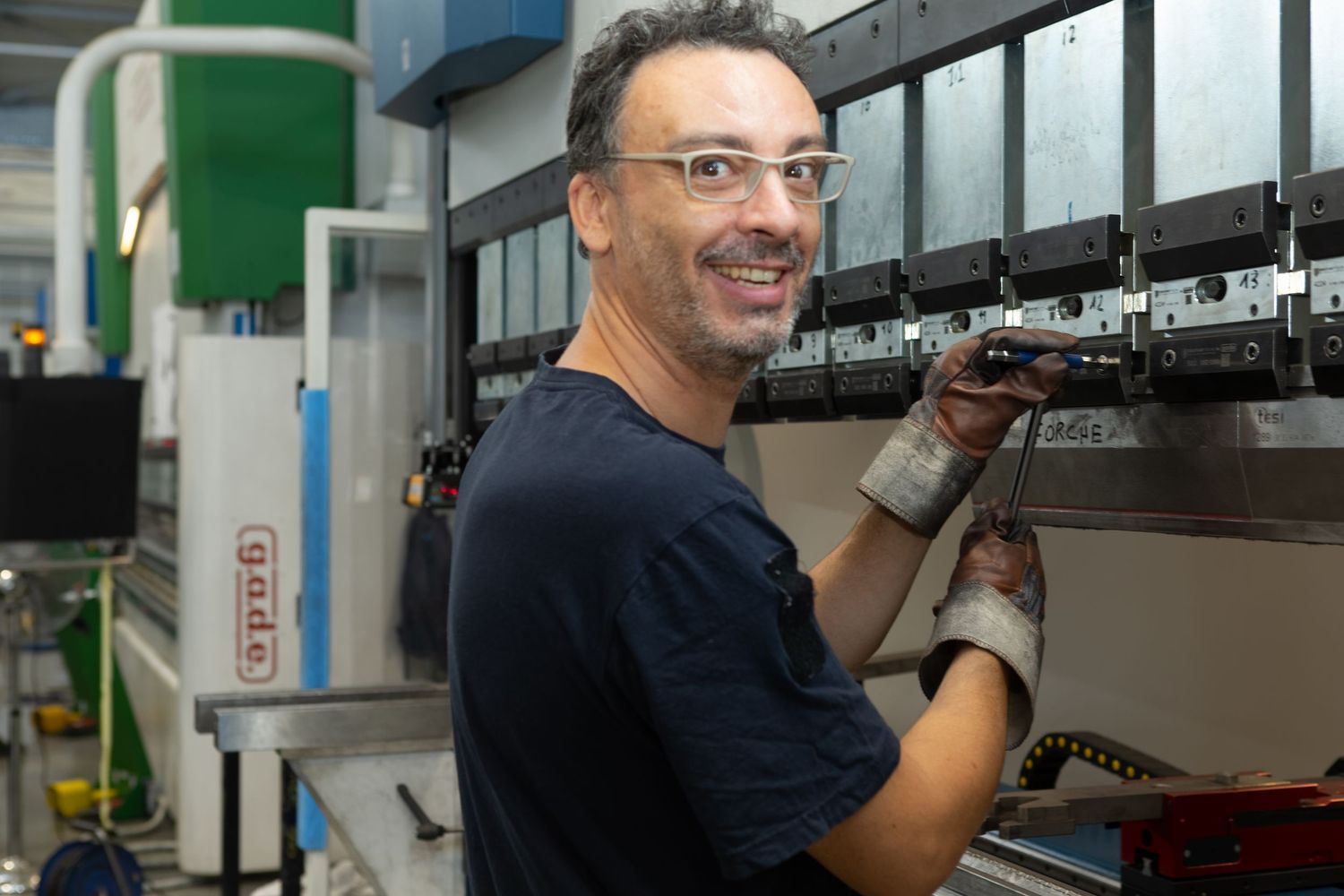 Operatore al lavoro su un macchinario in ambiente industriale