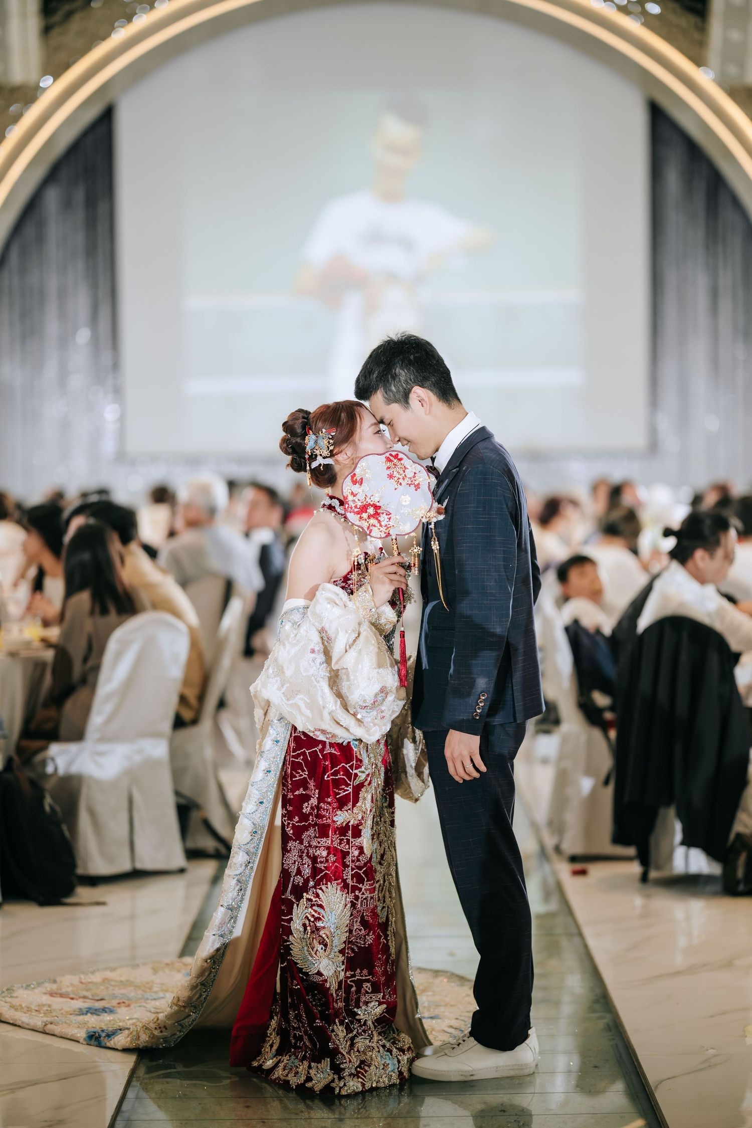 台中雅園新潮婚禮攝影，由余諾婚顧協助婚禮企劃與流程安排，渴望影像攝影師 Eric 拍攝。午宴完整記錄新人經典進場、父母交手與擁抱、歡樂跳舞及賓客自然表情，以明亮自然的影像風格與穩定抓拍，留下溫暖、經典又耐看的台中婚禮紀錄。