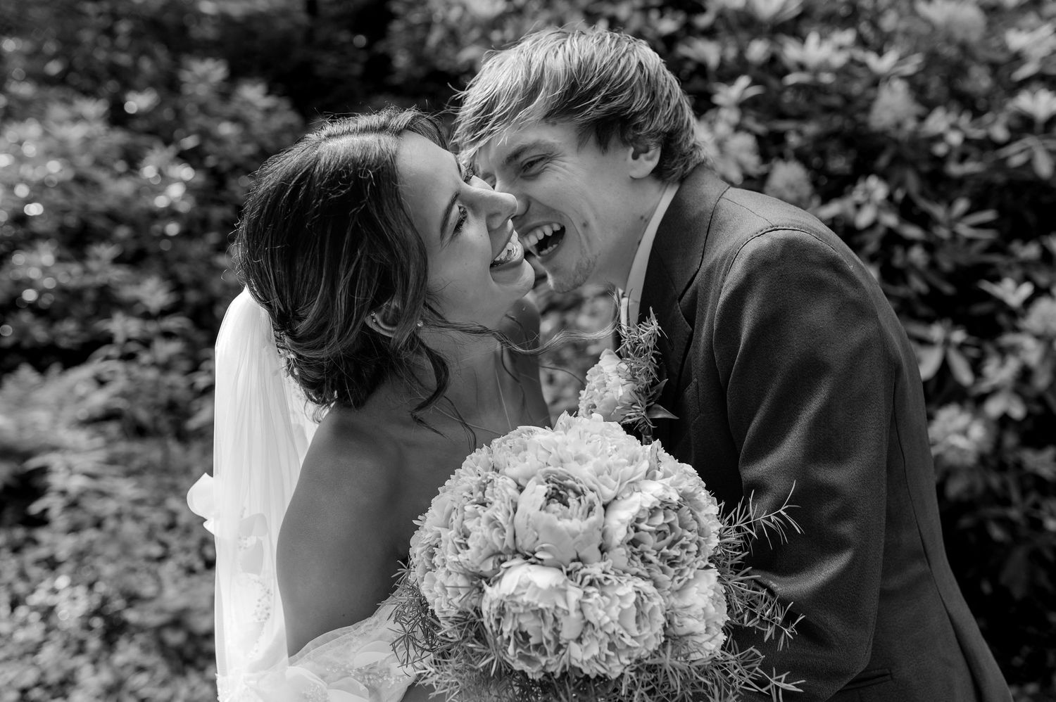 Bruid en bruidegom lachen tijdens fotoshoot, op landgoed te werve in rijswijk gefotografeerd door christelijke trouwfotograaf