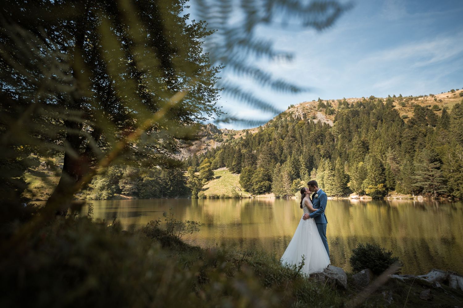 Séance photo de couple de mariés au lac des truites en Alsace près de Colmar