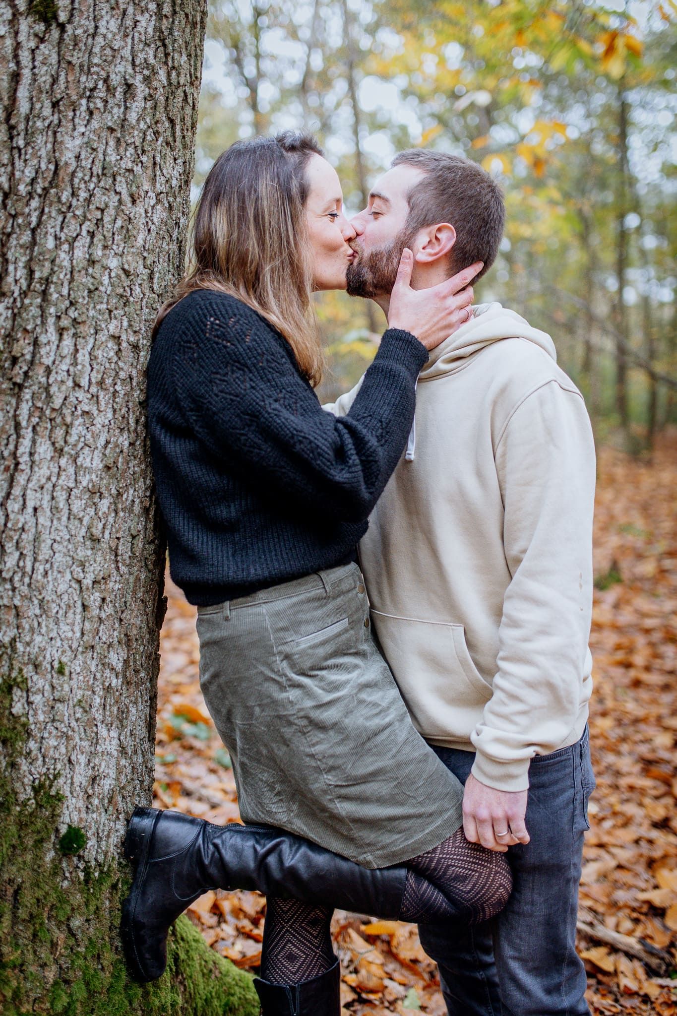 couple qui s'embrasse dans la forêt