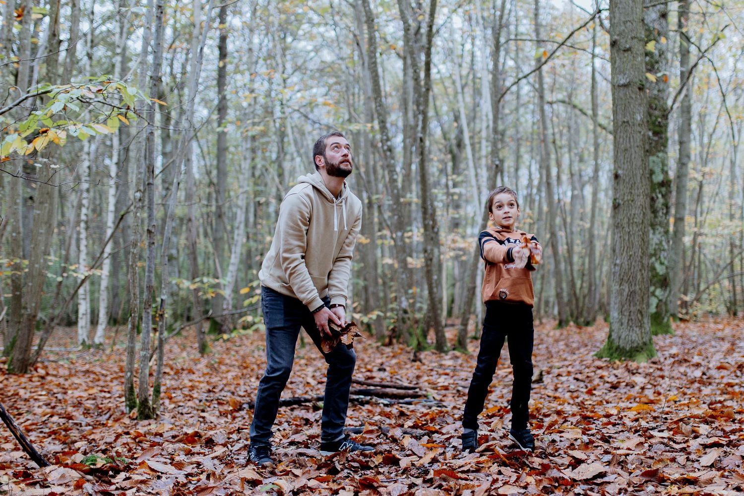 père et fils qui jouent dans la forêt séance photo yvelines