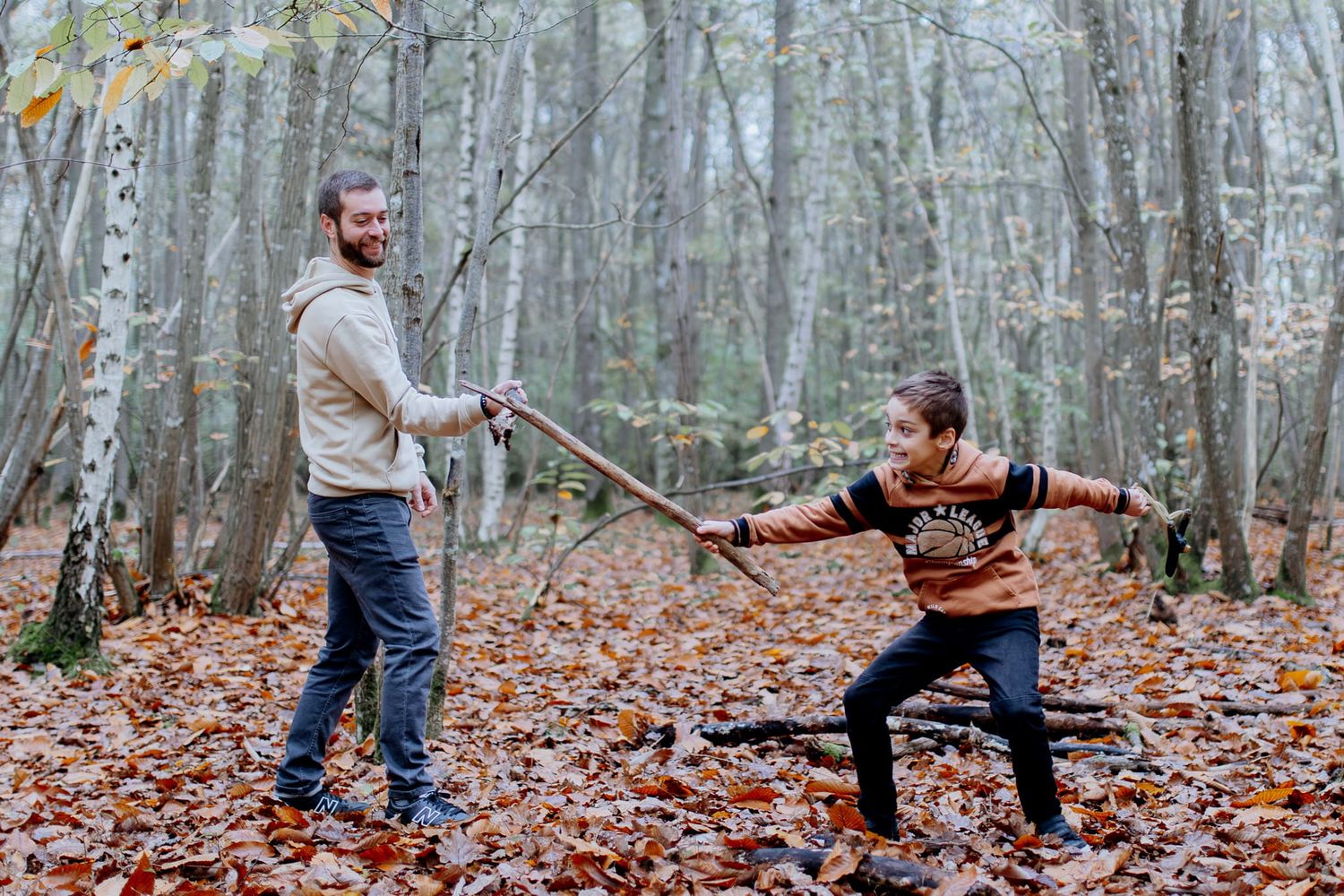 père fils complicité séance photo dans la forêt