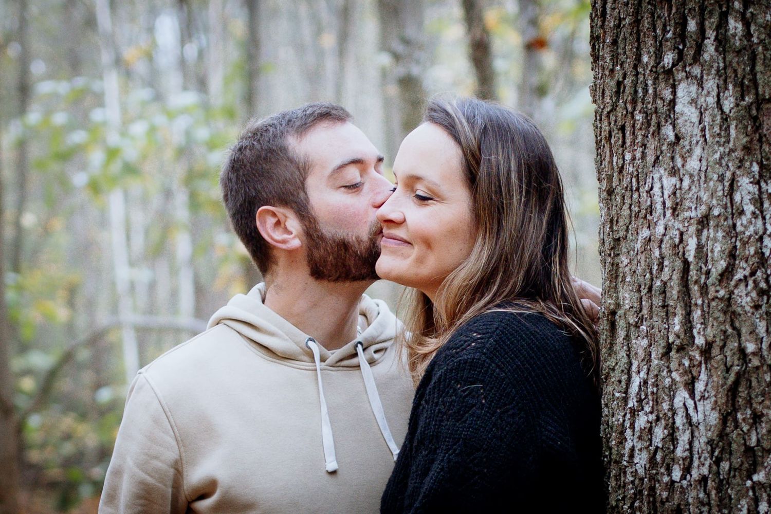 portrait gros plan bisou couple foret