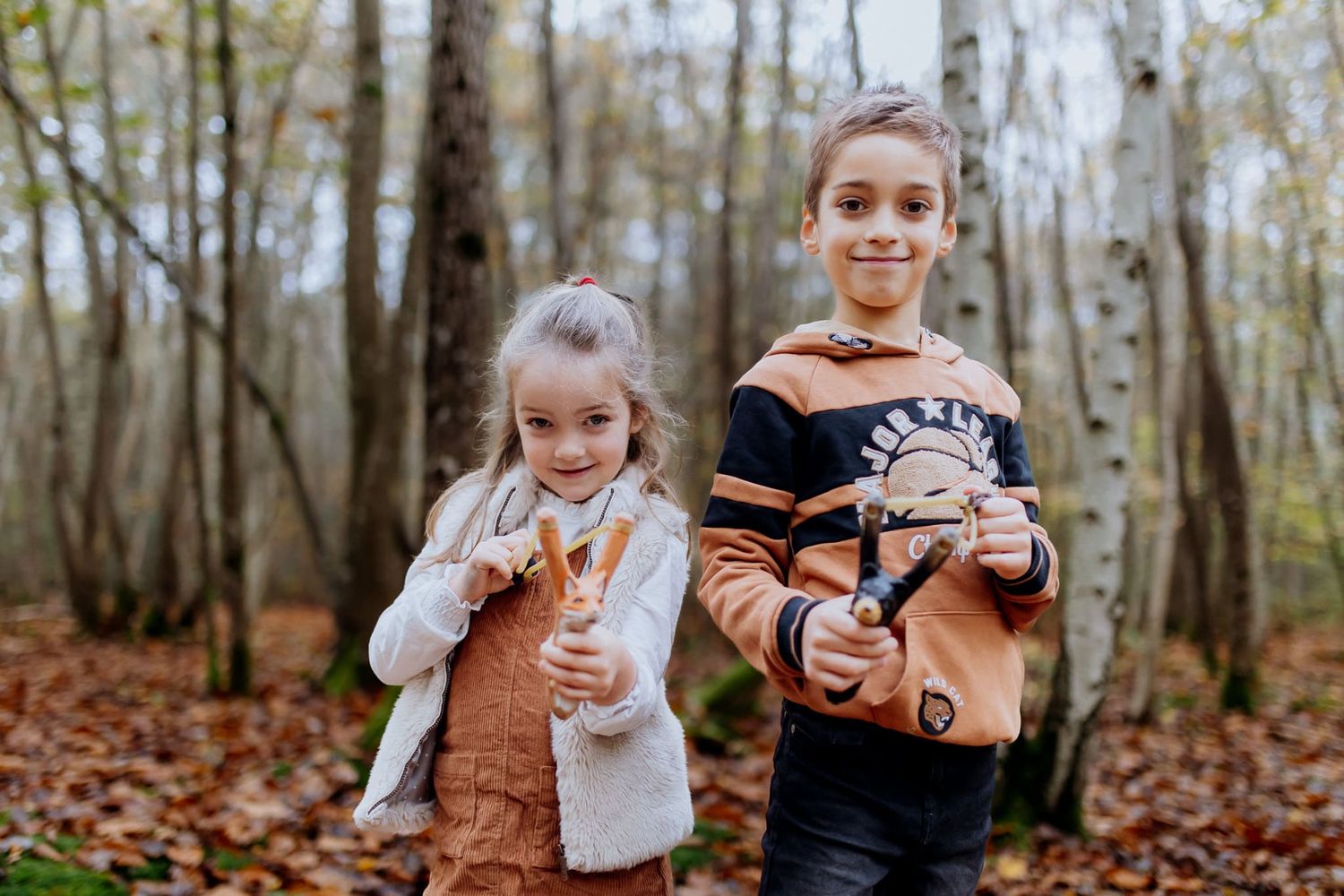 enfants qui jouent dans la forêt séance photo yvelines behoust