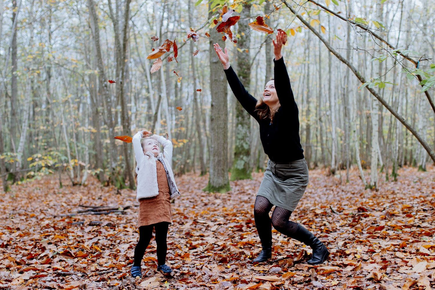 mère et fille jouent dans la forêt en automne yvelines
