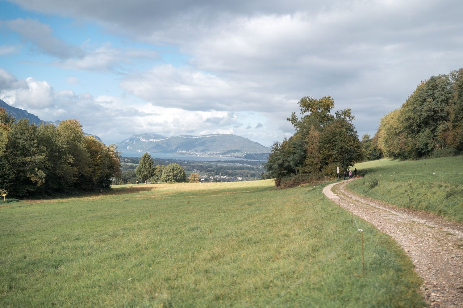 sentier mont-chamoux à la motte-servolex avec vue sur le lac du bourget