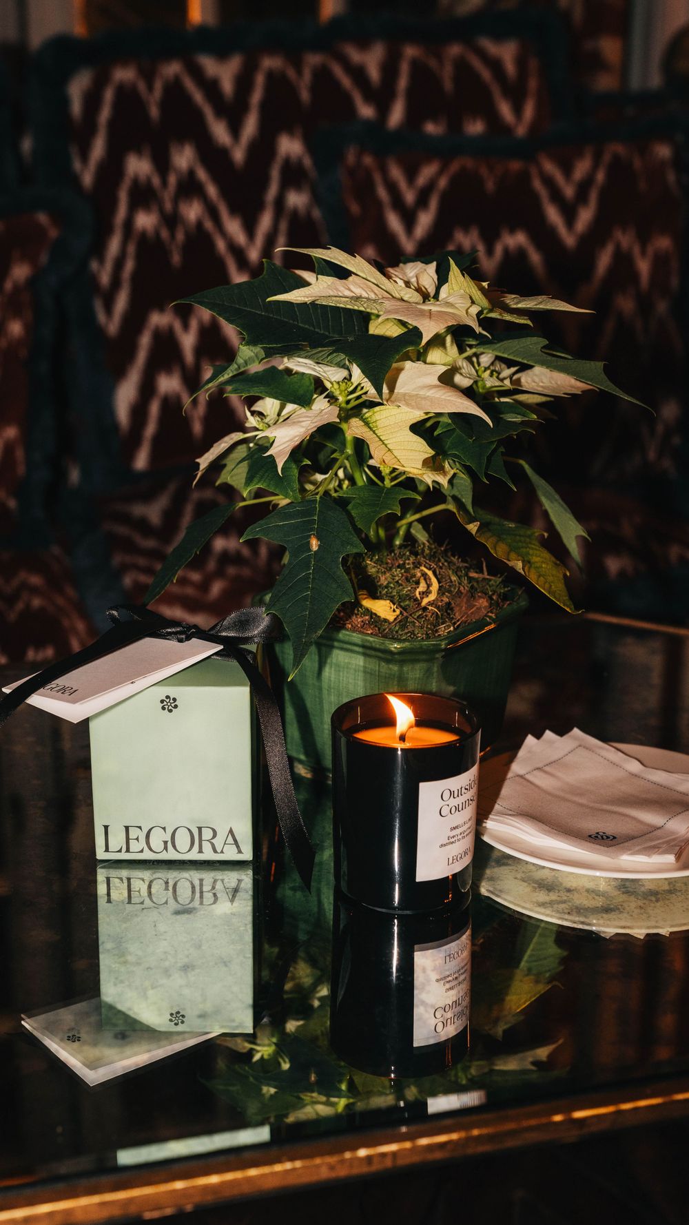 velas del Detalle decorativo con planta, vela encendida y productos sobre mesa en evento — evento corporativo en Madrid