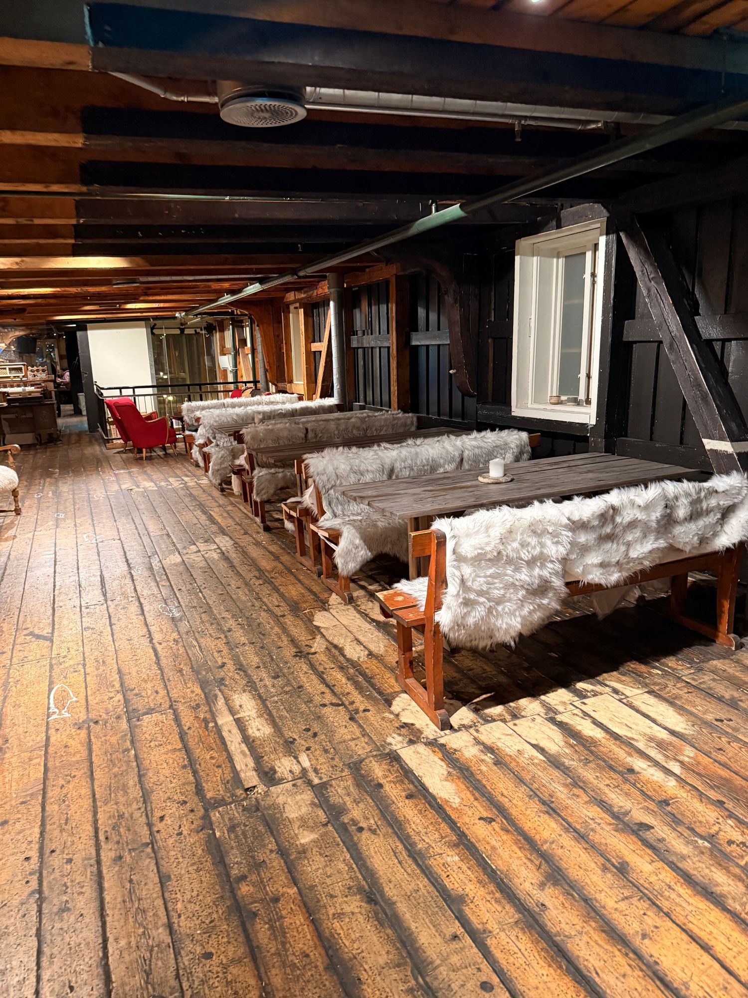 full steam tromso restaurant, decoration typique interieur peche poisson