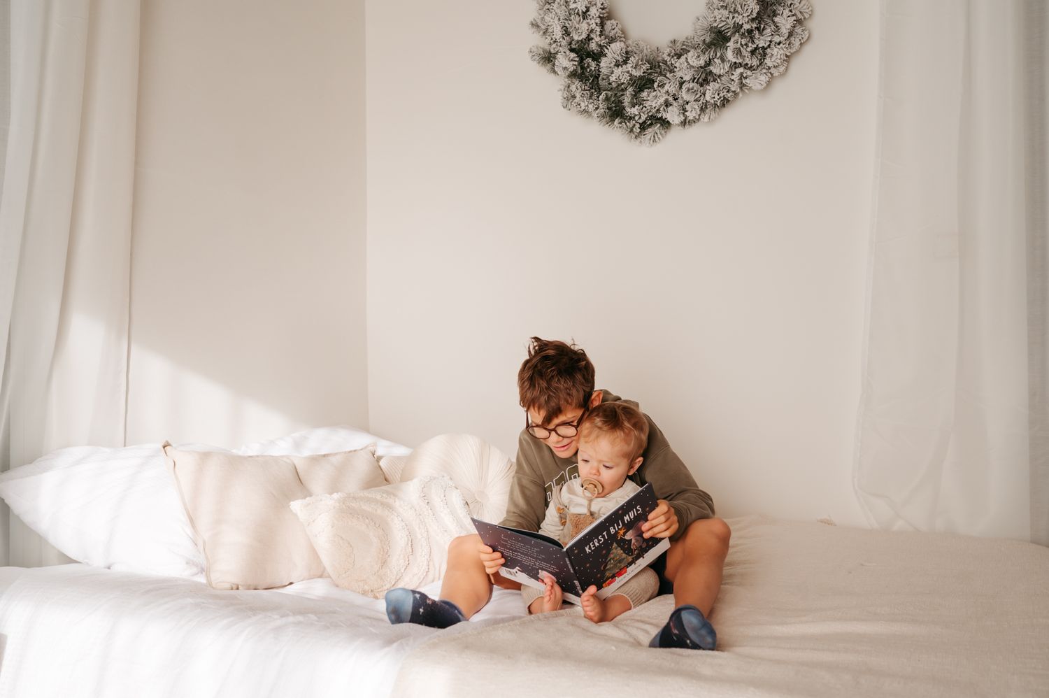 Fotograaf Moerbeke Waasland  - Cosy Christmas kerstminishoot gezin kinderen zwangerschap Melissa Stuer Photography 2 knuffelende broers