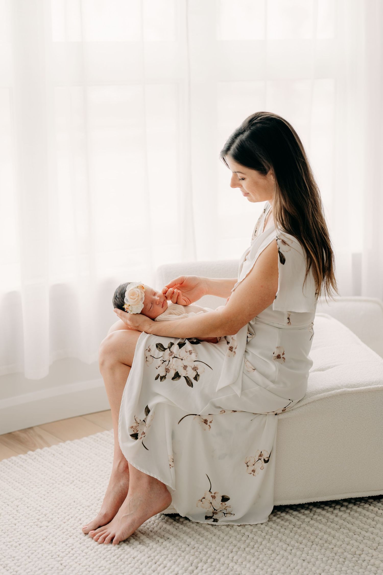 Photographe de maternité et nouveau-né à Saint-Augustin-de-Desmaures, près de Québec. Garde-robe cliente disponible pour maman et bébé