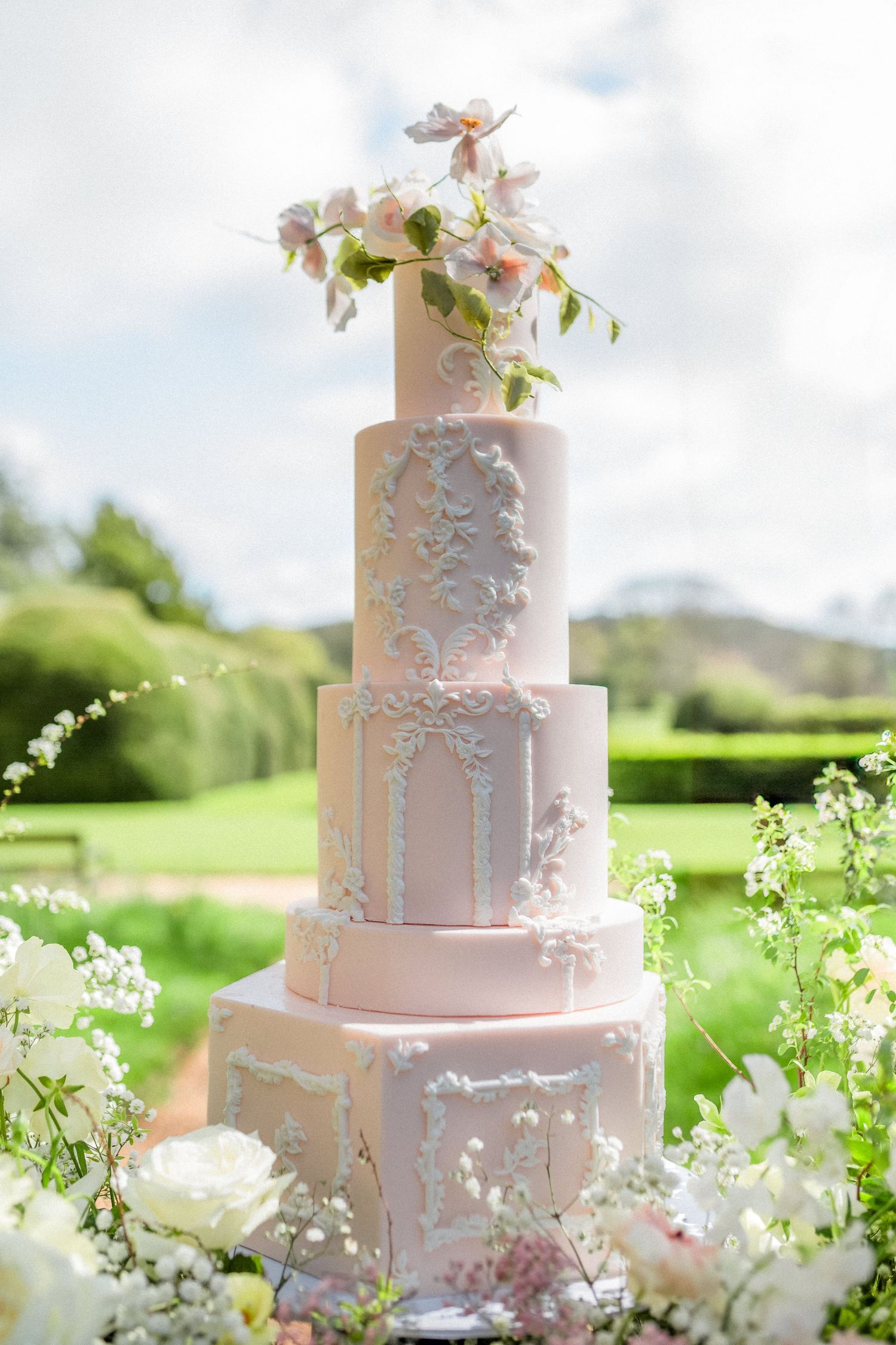 Hayley Elizabeth wedding photographer sudeley castle cotswolds photography luxury wedding cake outdoors wedding