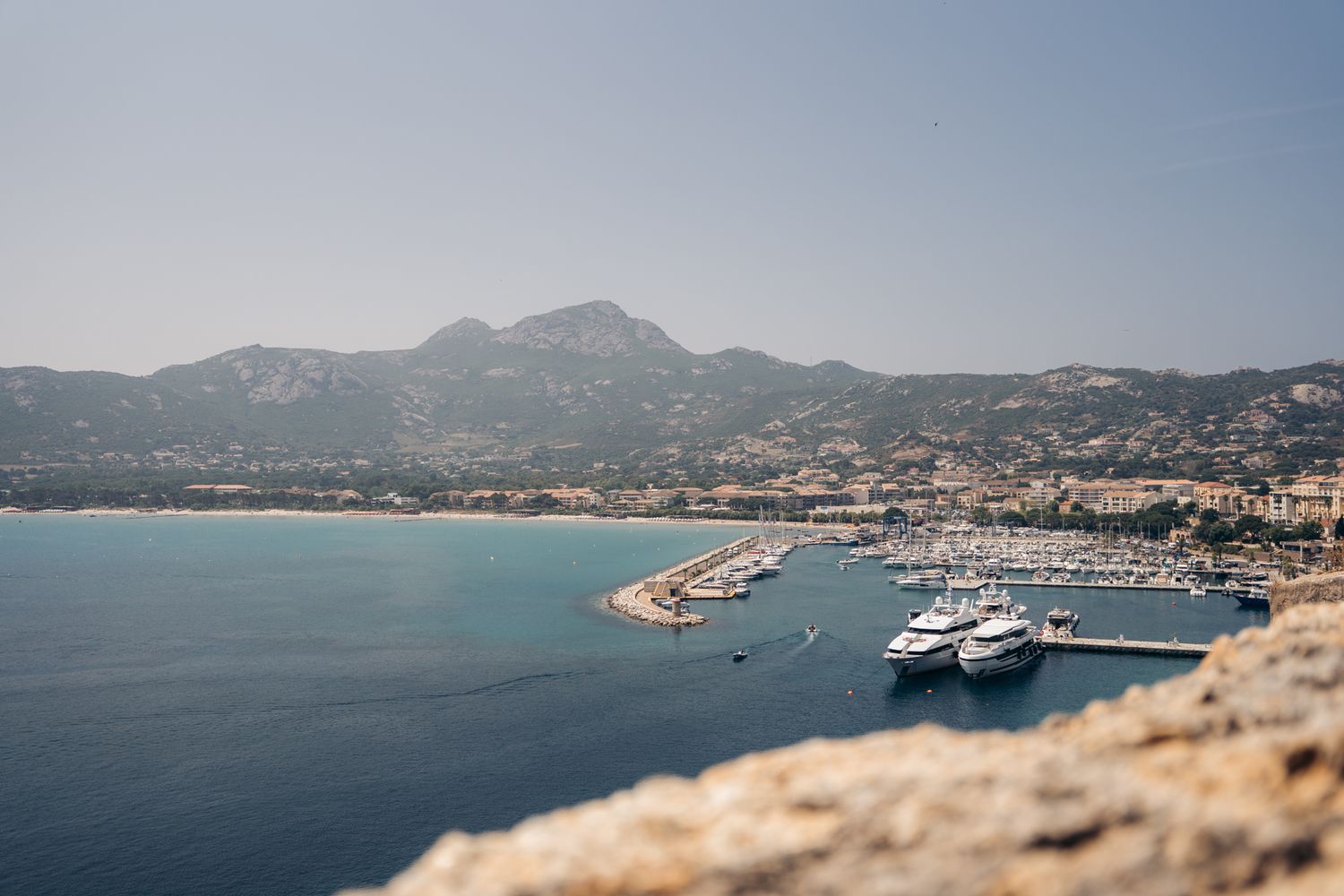 port de calvi vu depuis le haut de la citadelle