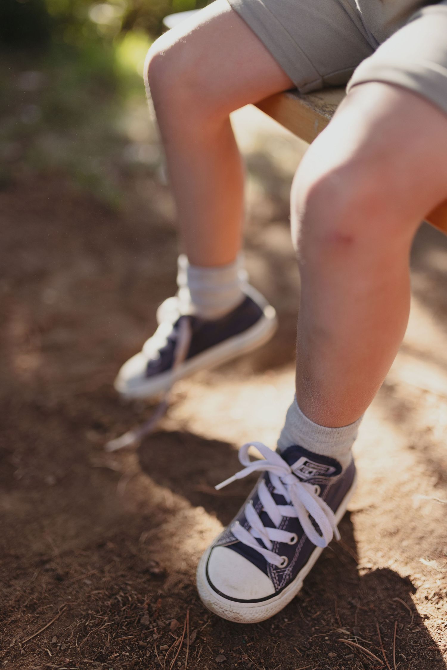scuffed knees on a toddler. Garden mini sessions Surrey family photography Elizabeth Lang Photography.
