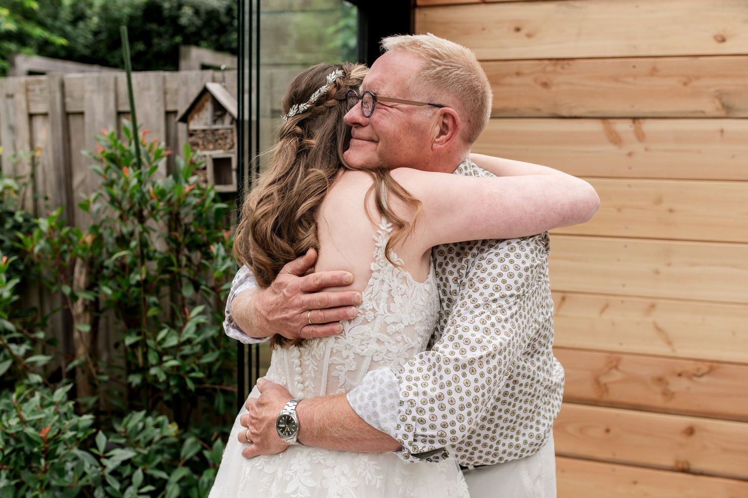 Knuffel van papa vastgelegd door christelijke trouwfotografie in Huizen