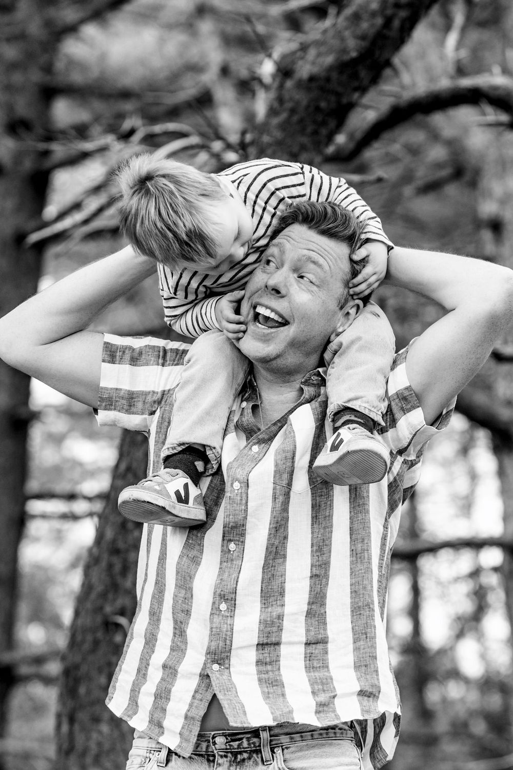 Lekker op de nek van papa voor de fotoshoot