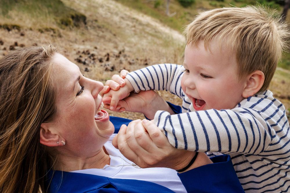 Mama stoeit lekker met peuter ze meoten allebei lachen