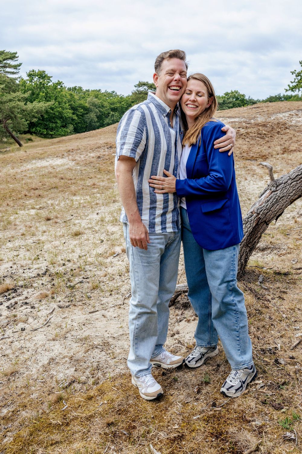Liefdevol portret van ouders tijdens een fotoshoot door Luzan Veenendaal Fotografie uit Westzaan