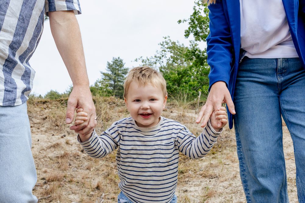 Lopen aan de hand van papa en mama door de duinen