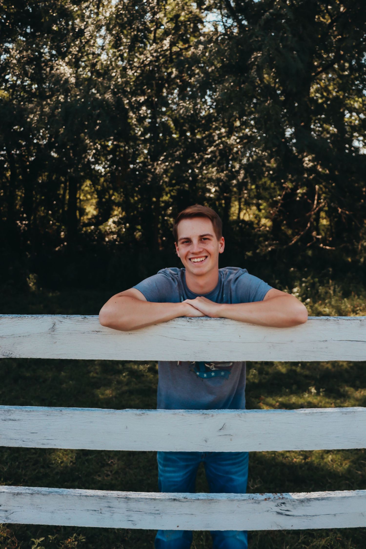 Paducah KY senior photographer capturing natural outdoor senior portraits