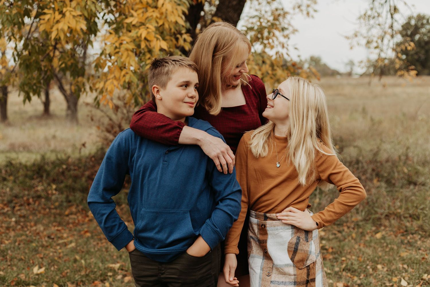 Fall family photoshoot at Shawnee Mission Park in Kansas City, Kansas by local family photographer – autumn leaves and candid outdoor photos